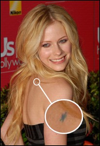 avril-lavigne--brody-jenner-tattoo-their-names-on-each-other.jpg